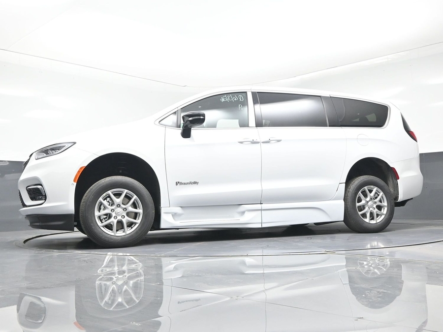 White Chrysler Pacifica image number 18