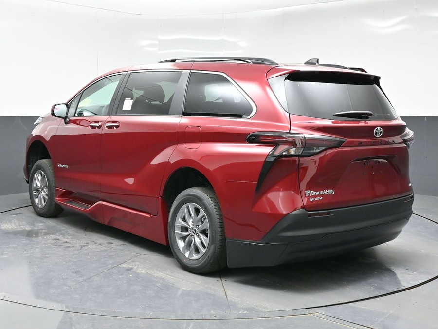 Red Toyota Sienna image number 4
