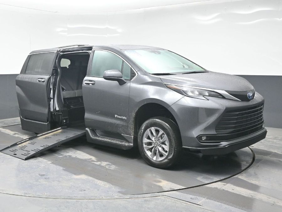 2025 Toyota Sienna XLE's photo