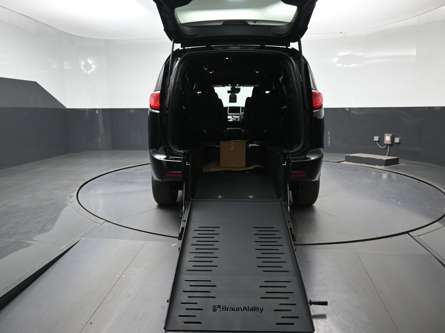 Black Chrysler Voyager image number 7