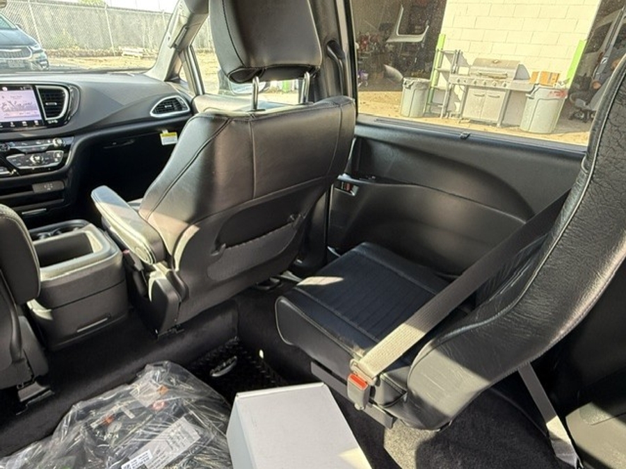 White Chrysler Voyager image number 10