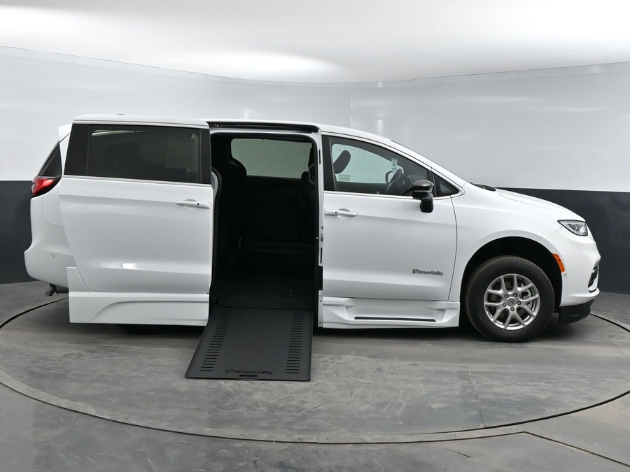 New 2025 Chrysler Pacifica Select Safety - BraunAbility Side Entry Entry In Floor Automatic Ramp