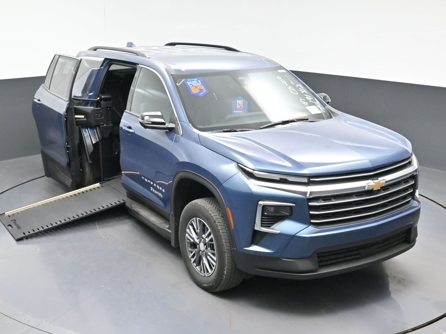 Blue Chevrolet Traverse image number 19
