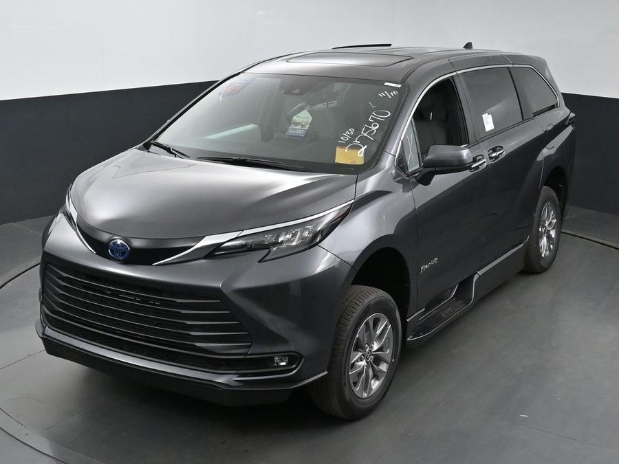 New 2025 Toyota Sienna Hybrid XLE Base - BraunAbility Side Entry Entry In Floor Automatic Ramp