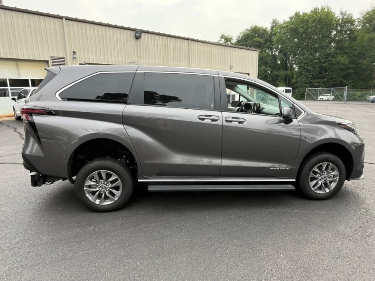 Grey Toyota Sienna image number 7