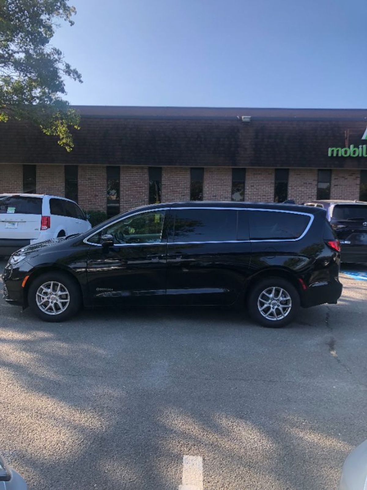 Black Chrysler Pacifica image number 1