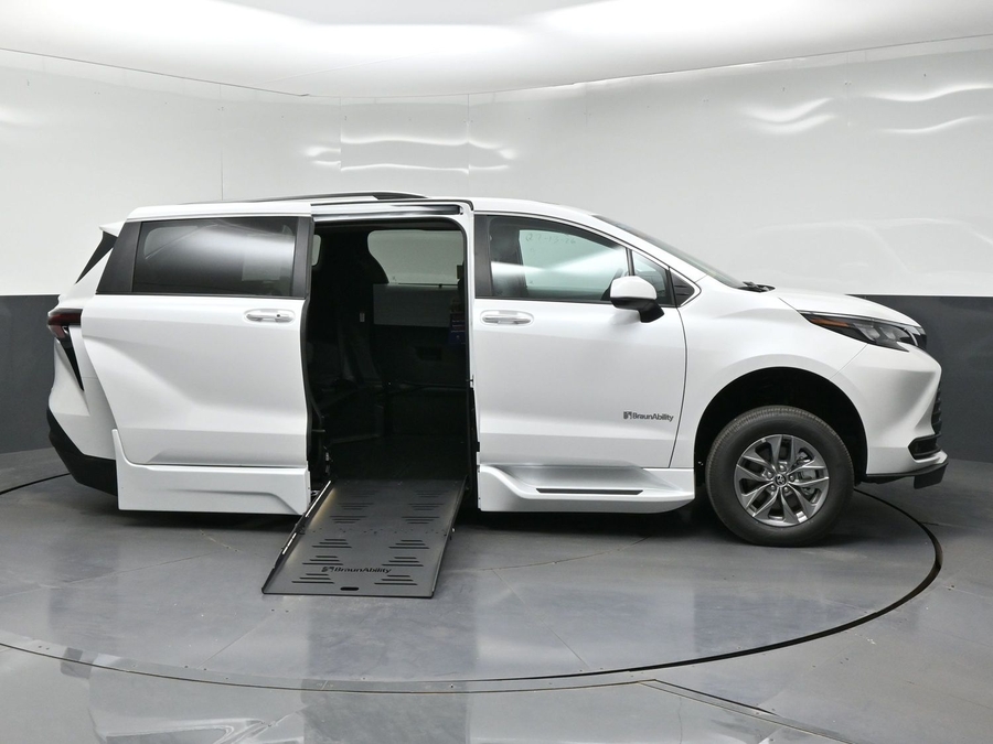 White Toyota Sienna image number 5