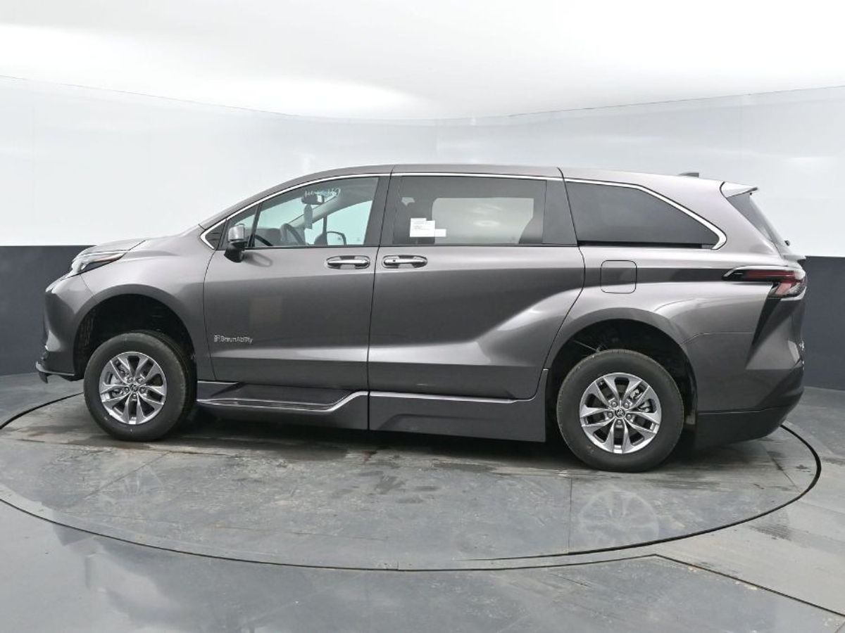 Grey Toyota Sienna image number 4