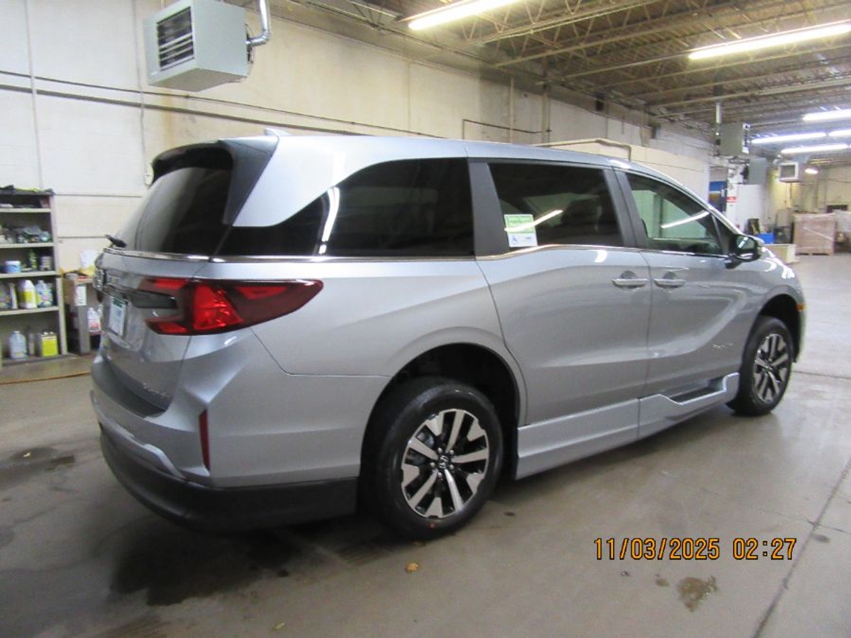 Silver Honda Odyssey image number 14