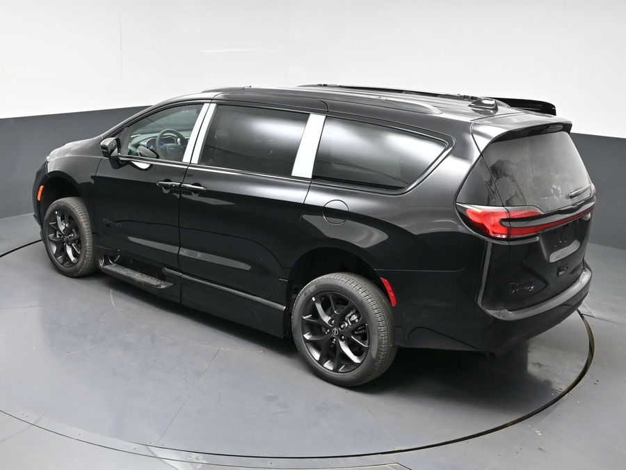 New 2026 Chrysler Pacifica Select Sport - BraunAbility Side Entry In Floor Automatic Ramp