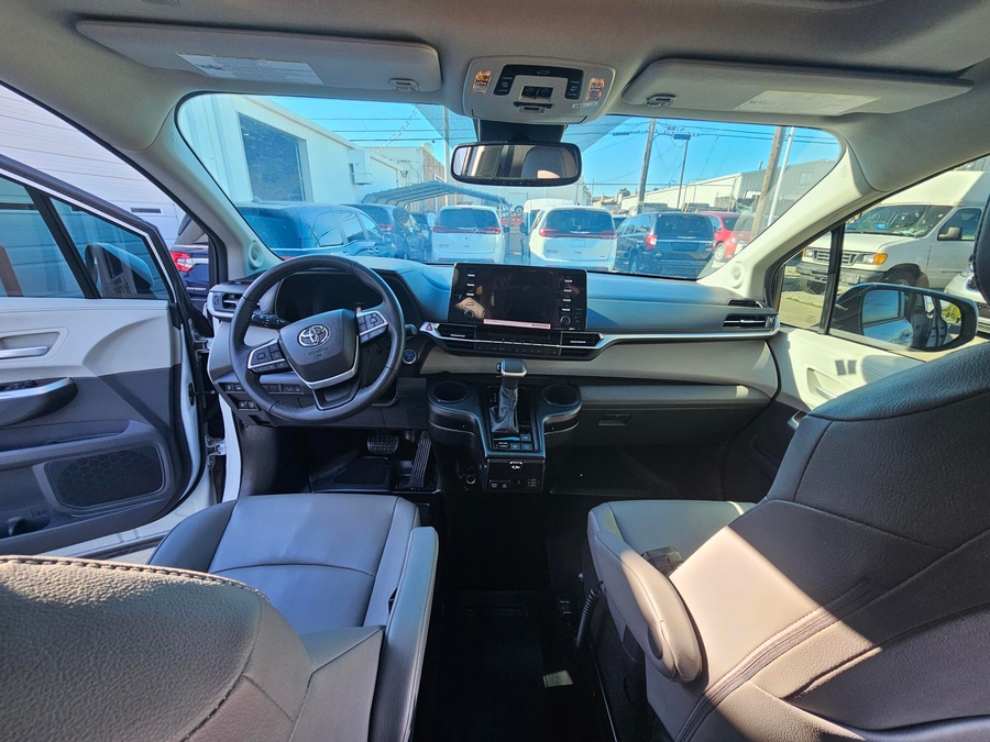 White Toyota Sienna image number 6