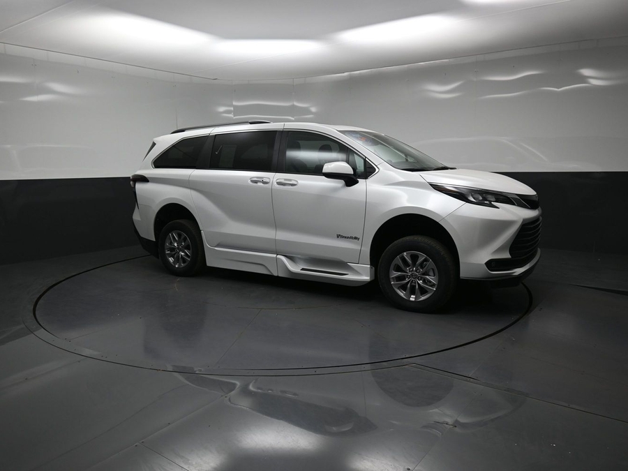 New 2026 Toyota Sienna Hybrid XLE Base - BraunAbility Side Entry Fold Out Automatic Ramp