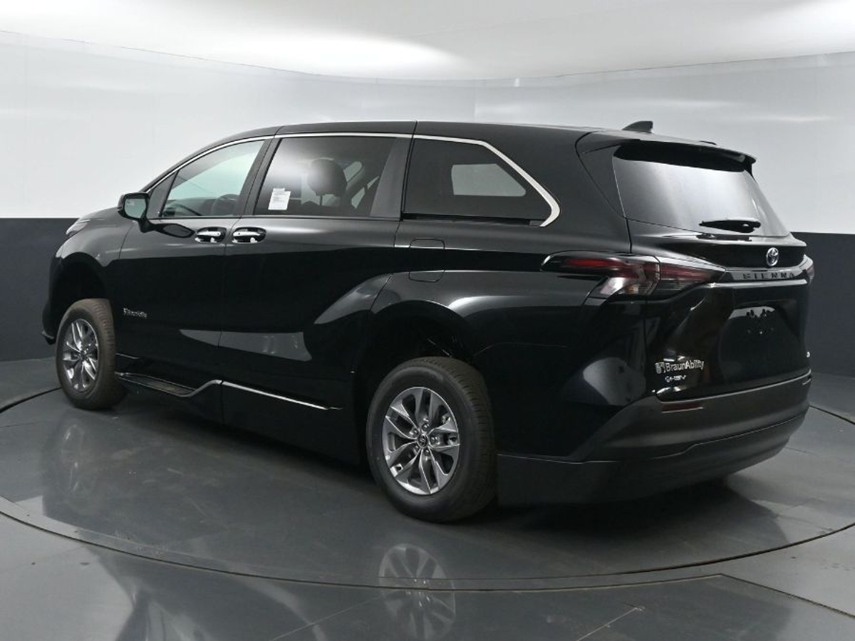 Black Toyota Sienna image number 5