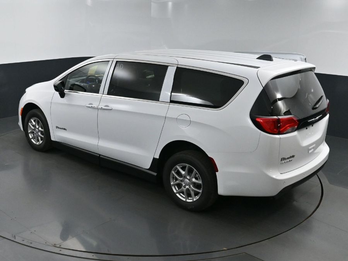 2025 CHRYSLER VOYAGER - Image 24