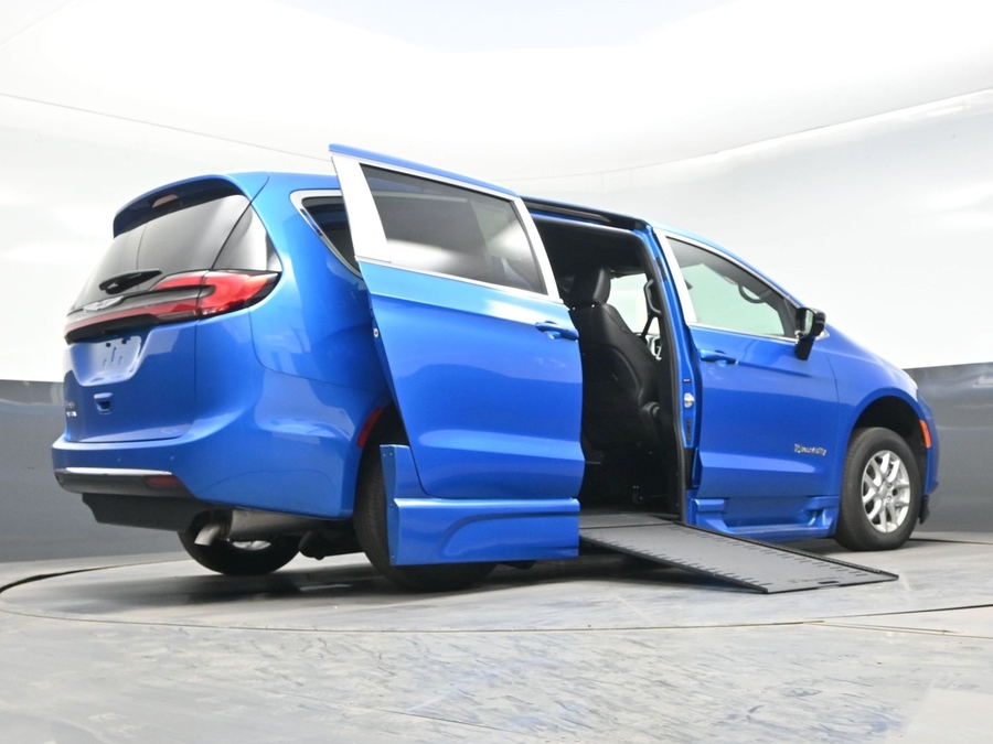 Blue Chrysler Pacifica image number 18