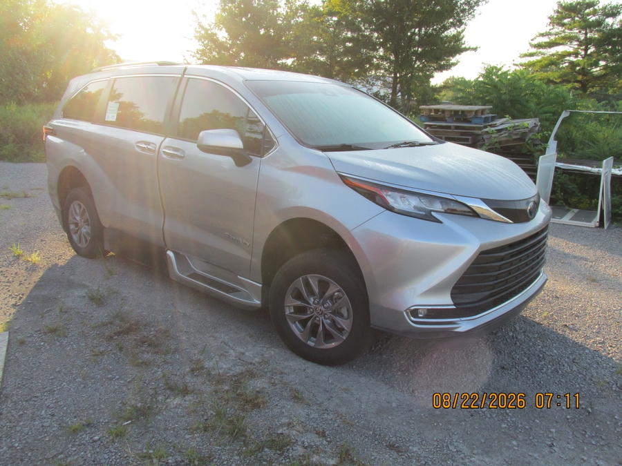 Silver Toyota Sienna image number 3