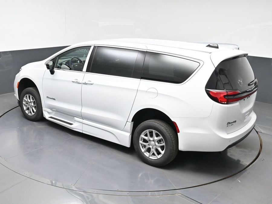 New 2026 Chrysler Pacifica Select Safety - BraunAbility Side Entry Entry Fold Out Automatic Ramp