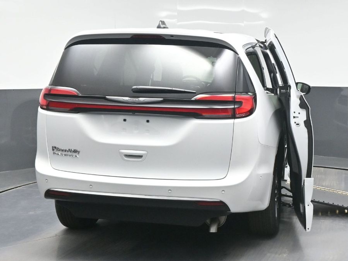 White Chrysler Pacifica image number 5