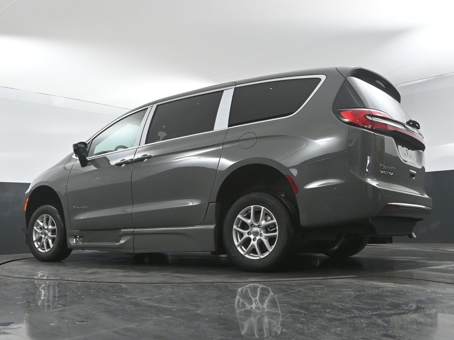 New 2025 Chrysler Pacifica Select Safety - BraunAbility Side Entry Entry Fold Out Automatic Ramp