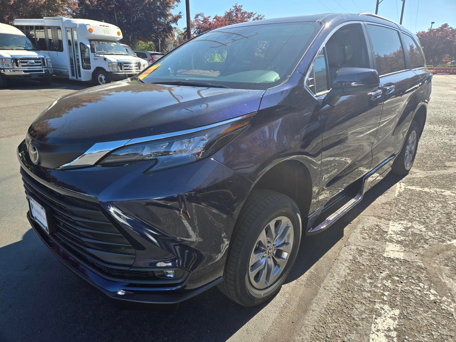 Used 2022 Toyota Sienna Hybrid XLE - BraunAbility Side Entry Fold Out Automatic Ramp