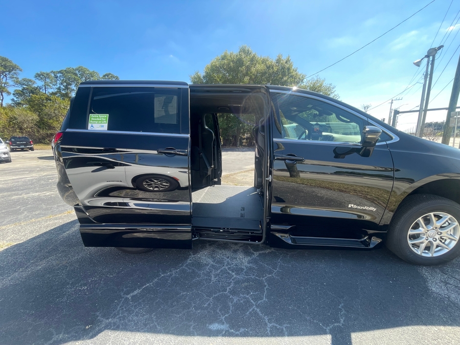 Black Chrysler Pacifica image number 5