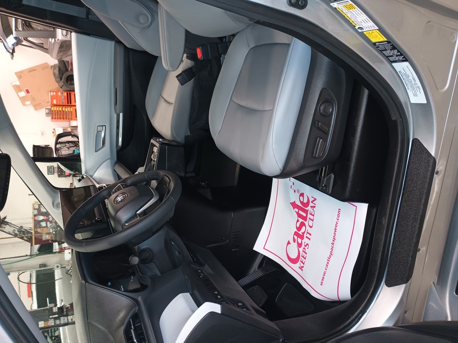 Silver Toyota Sienna image number 3