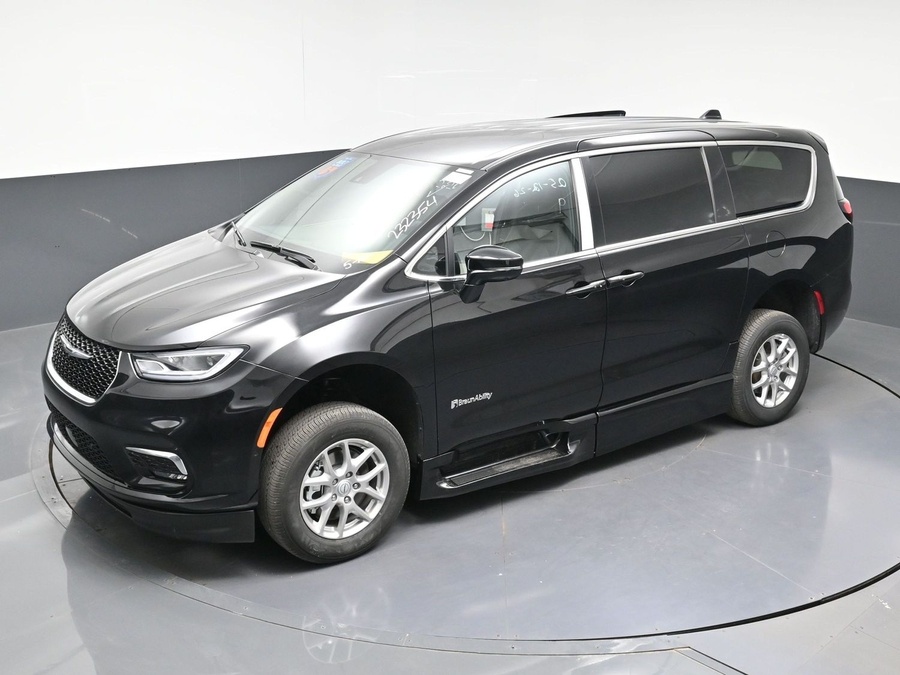 Black Chrysler Pacifica image number 20