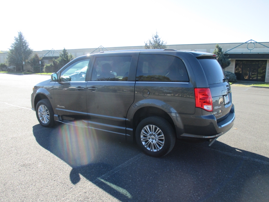 Grey Dodge Grand Caravan image number 3