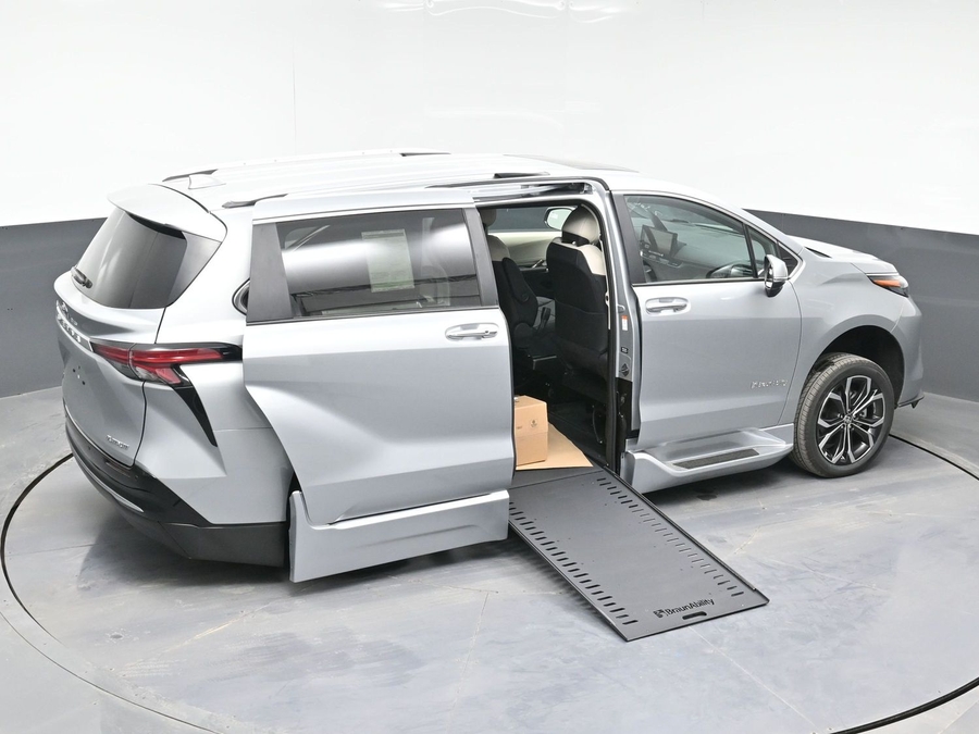 New 2025 Toyota Sienna Hybrid Platinum - BraunAbility Side Entry Entry In Floor Automatic Ramp