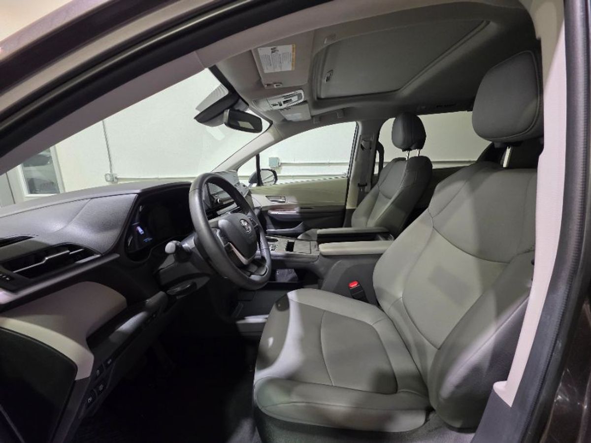 Grey Toyota Sienna image number 27