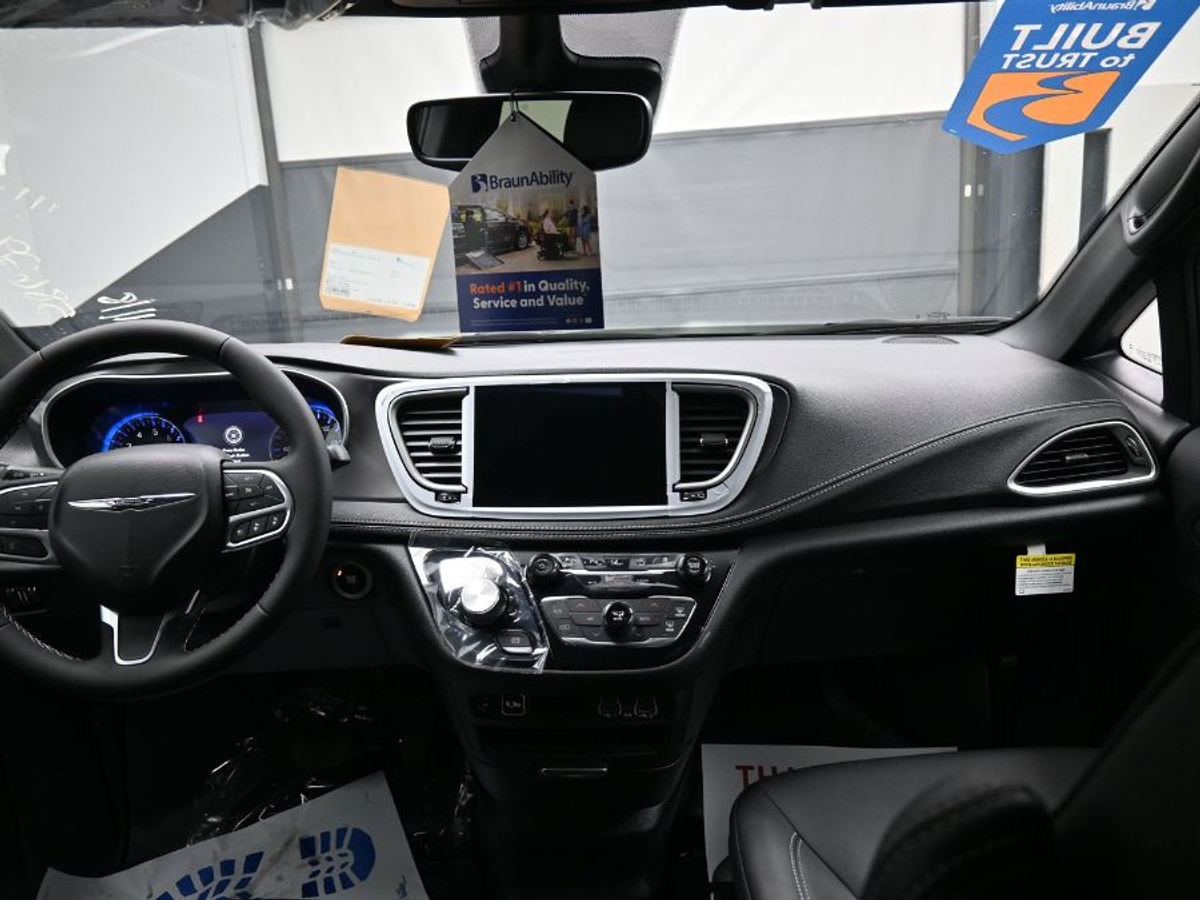 Black Chrysler Pacifica image number 21