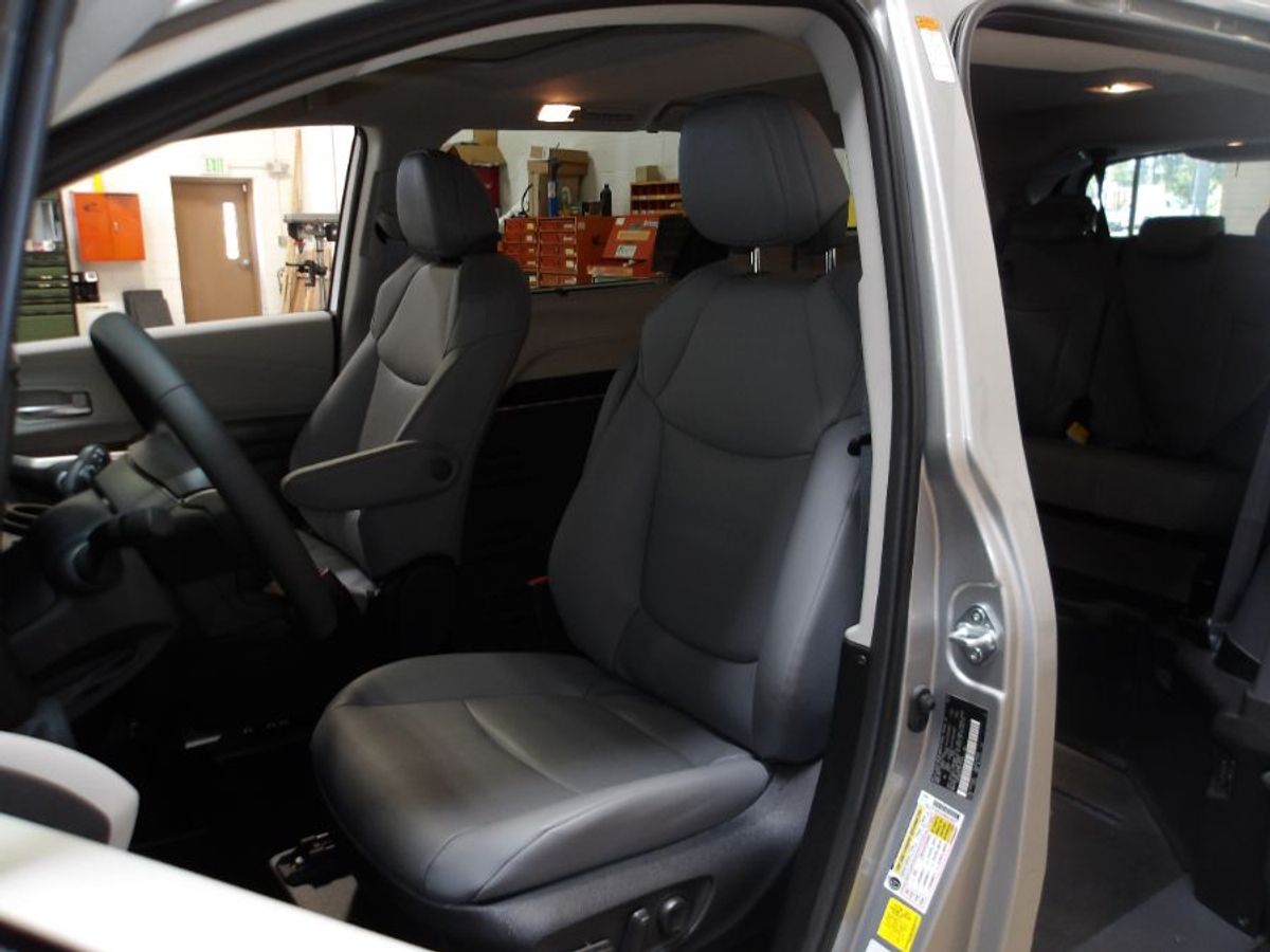 Silver Toyota Sienna image number 11