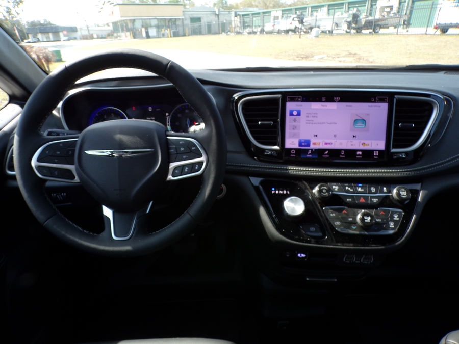 Black Chrysler Pacifica image number 47