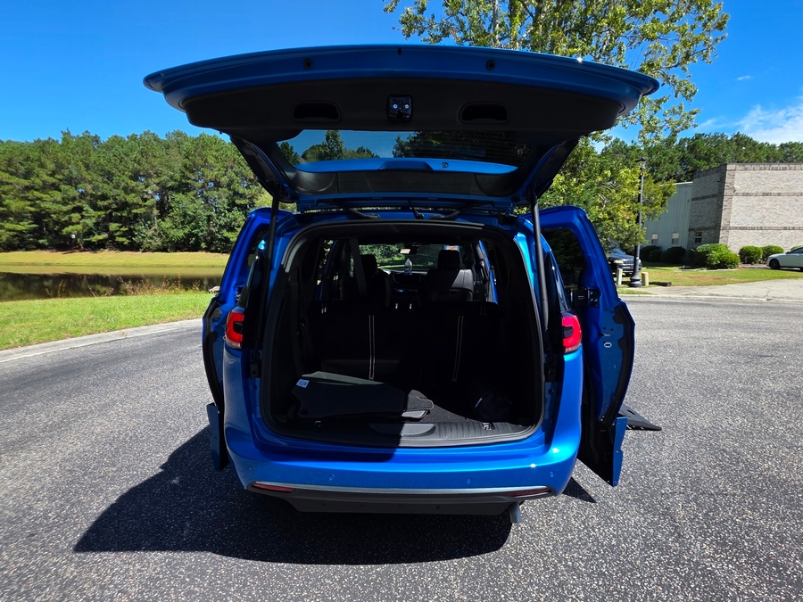 Blue Chrysler Pacifica image number 3