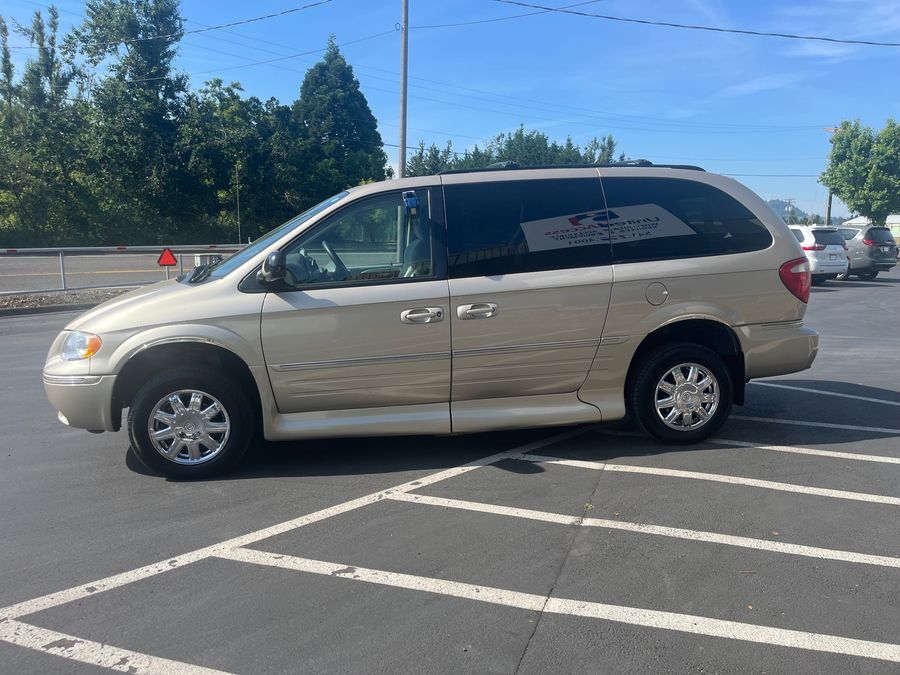 Used 2007 Chrysler Town and Country Limited - VMI Side Entry Entry In Floor Automatic Ramp