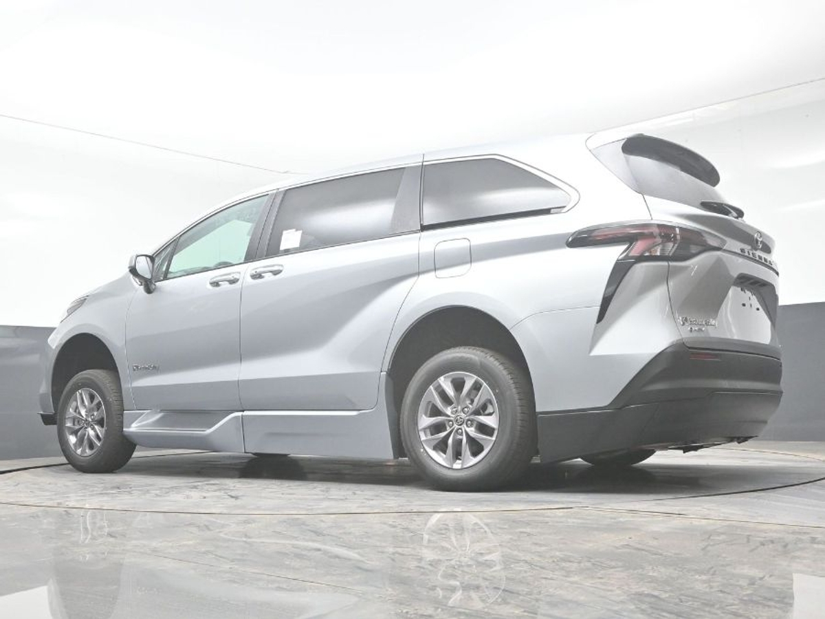Silver Toyota Sienna image number 20