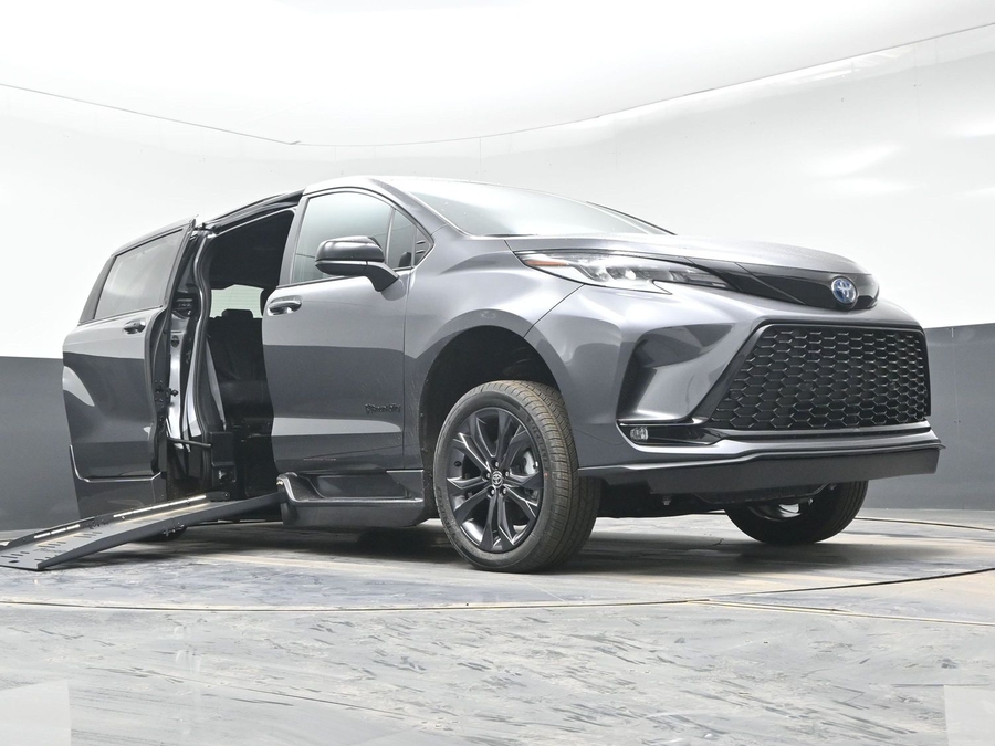 Grey Toyota Sienna image number 18