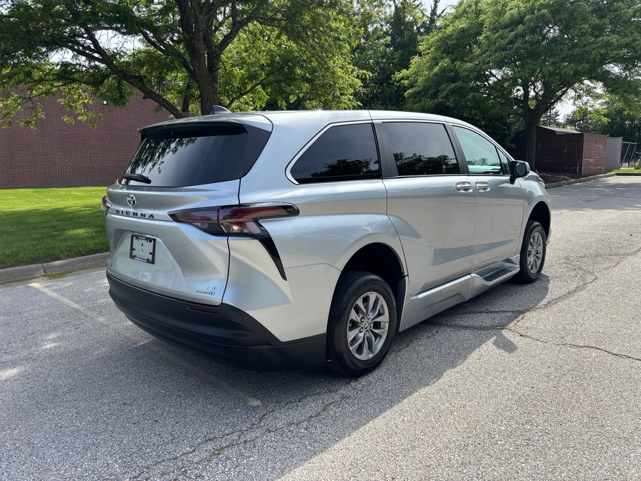 Used 2024 Toyota Sienna Hybrid LE - BraunAbility Side Entry Entry Fold Out Automatic Ramp