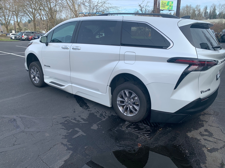 Used 2024 Toyota Sienna Hybrid XLE Plus - BraunAbility Side Entry Entry Fold Out Automatic Ramp