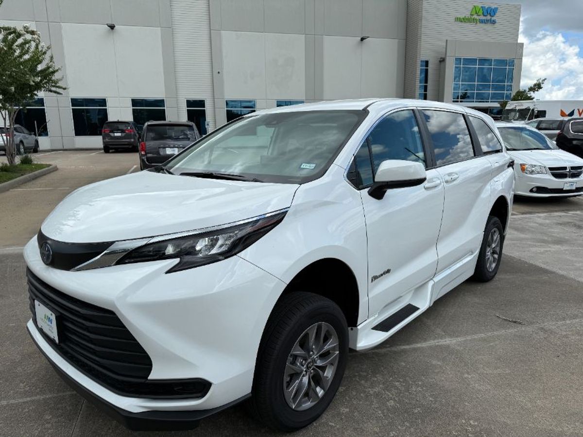White Toyota Sienna image number 6