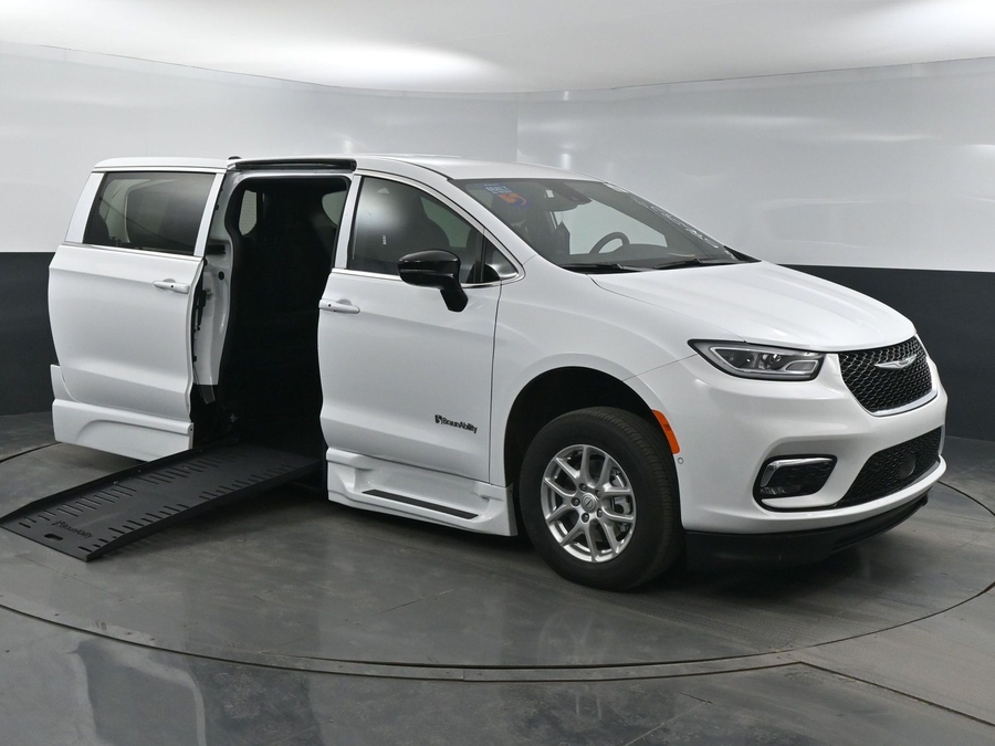 New 2025 Chrysler Pacifica Select Safety - BraunAbility Side Entry Entry Fold Out Automatic Ramp