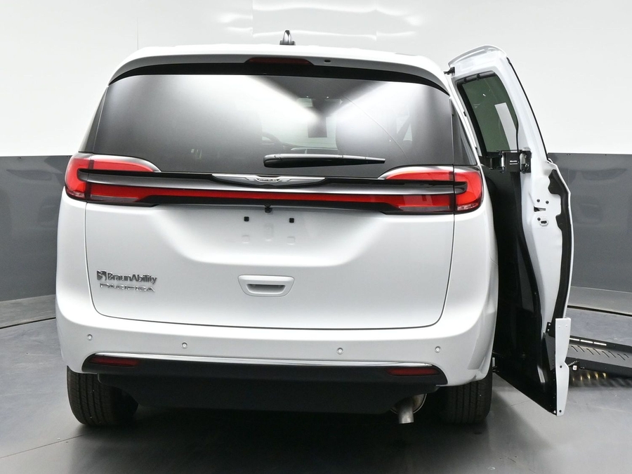 White Chrysler Pacifica image number 3