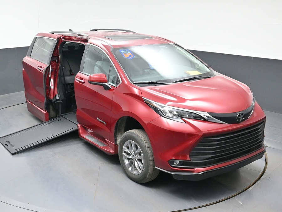 New 2026 Toyota Sienna Hybrid XLE Add - BraunAbility Side Entry Entry In Floor Automatic Ramp