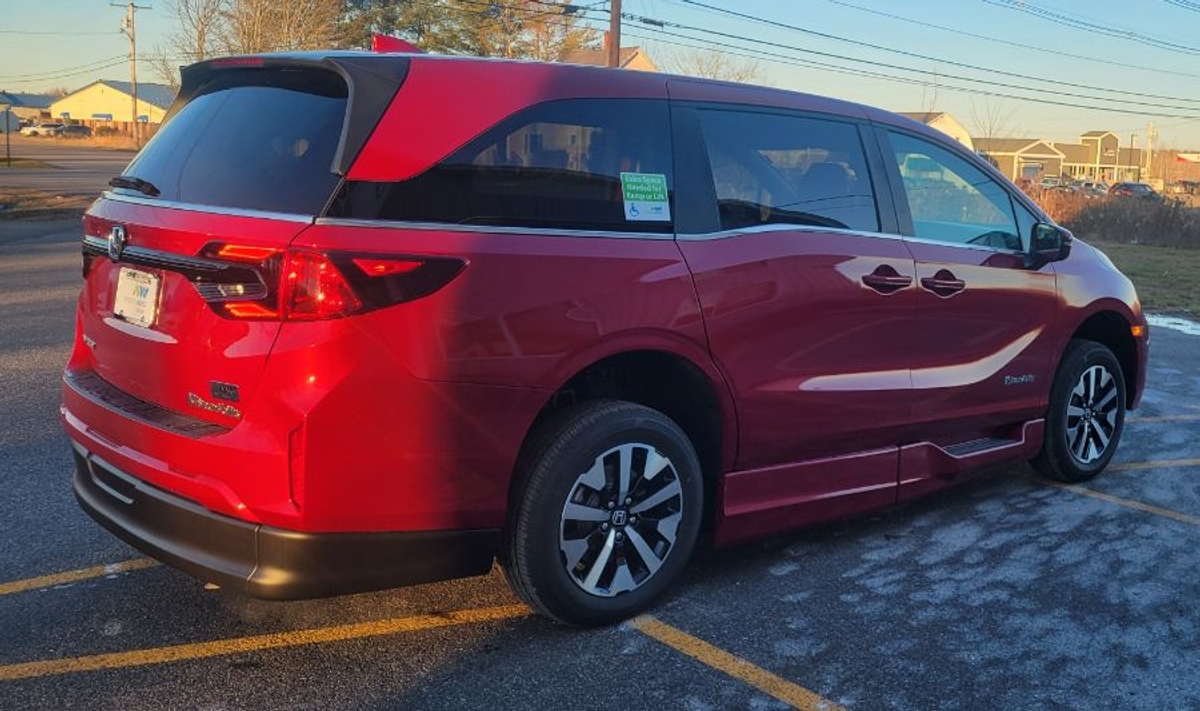 Red Honda Odyssey image number 8