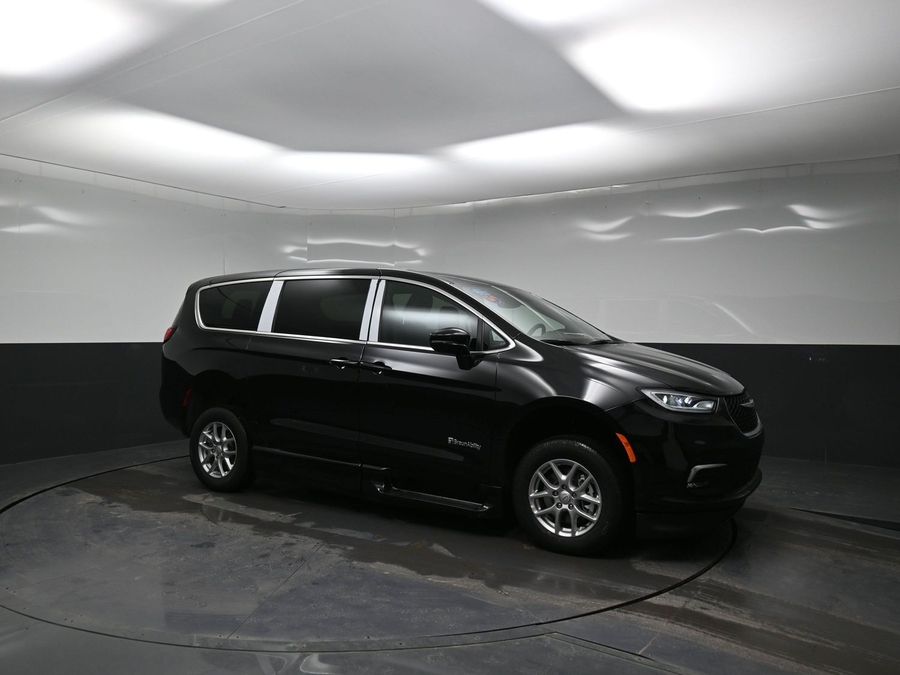 Black Chrysler Pacifica image number 17