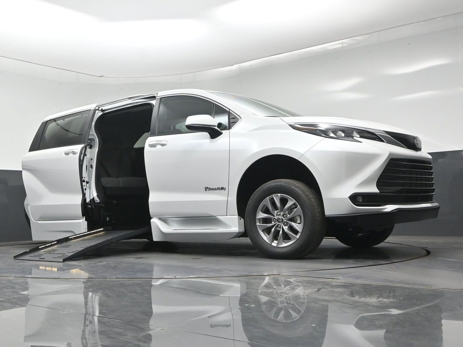 New 2026 Toyota Sienna Hybrid XLE Base - BraunAbility Side Entry Fold Out Automatic Ramp