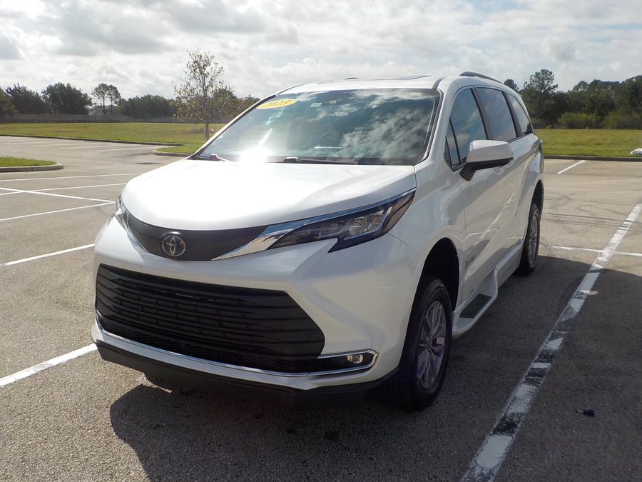 White Toyota Sienna image number 4