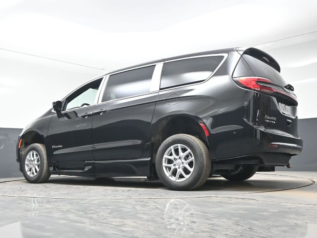 Black Chrysler Pacifica image number 25