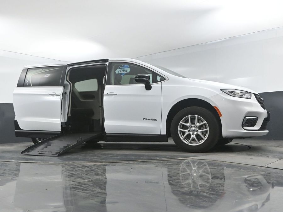 Used 2024 Chrysler Pacifica Touring L - BraunAbility Side Entry Entry Fold Out Manual Ramp