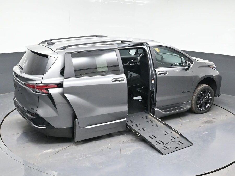 New 2026 Toyota Sienna Hybrid XSE Sport - BraunAbility Side Entry Entry Fold Out Automatic Ramp
